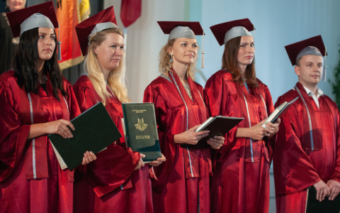 Ekonomikas un sabiedrības attīstības fakultātes absolventu izlaidums