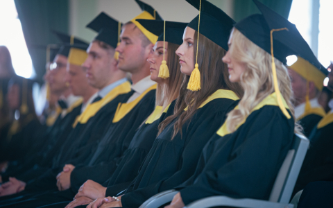 Ekonomikas un sabiedrības attīstības fakultātes absolventu vasaras izlaidums 2023
