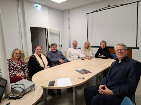 Filozofijas docētāji diskutē par kritiskās domāšanas filozofisko kritiku